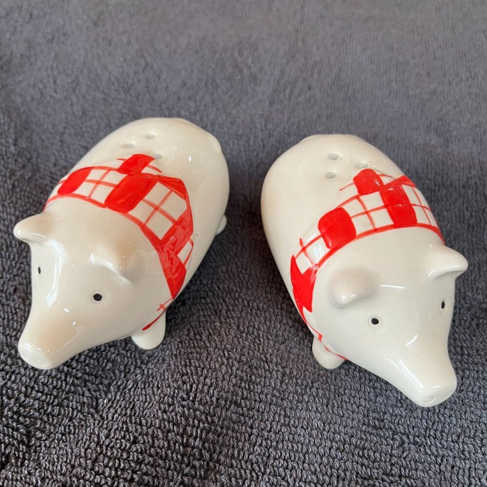 Vintage Pier 1 Pig Salt & Pepper Shakers Wearing Red‎ Checkered Scarves